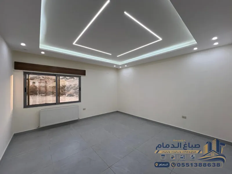 معلم صباغة الدمام يضع اللمسات الأخيرة على جدران الصالة