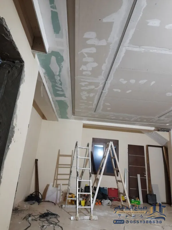 مهندس ومقاول ترميم بالدمام يستعرضان مخطط التجديد